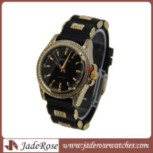 Venta caliente Correa negra Reloj de silicona de cuarzo para mujer con caja dorada